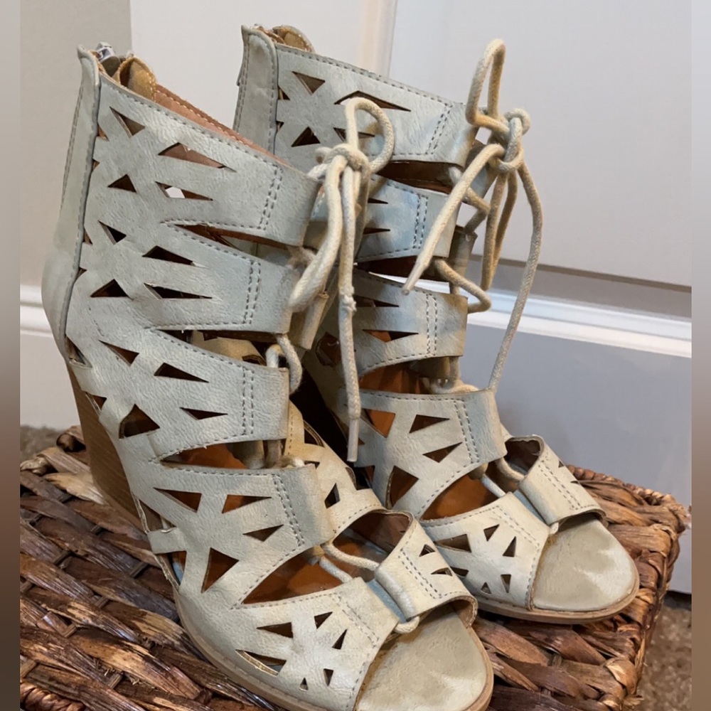 Chunky heels with strings